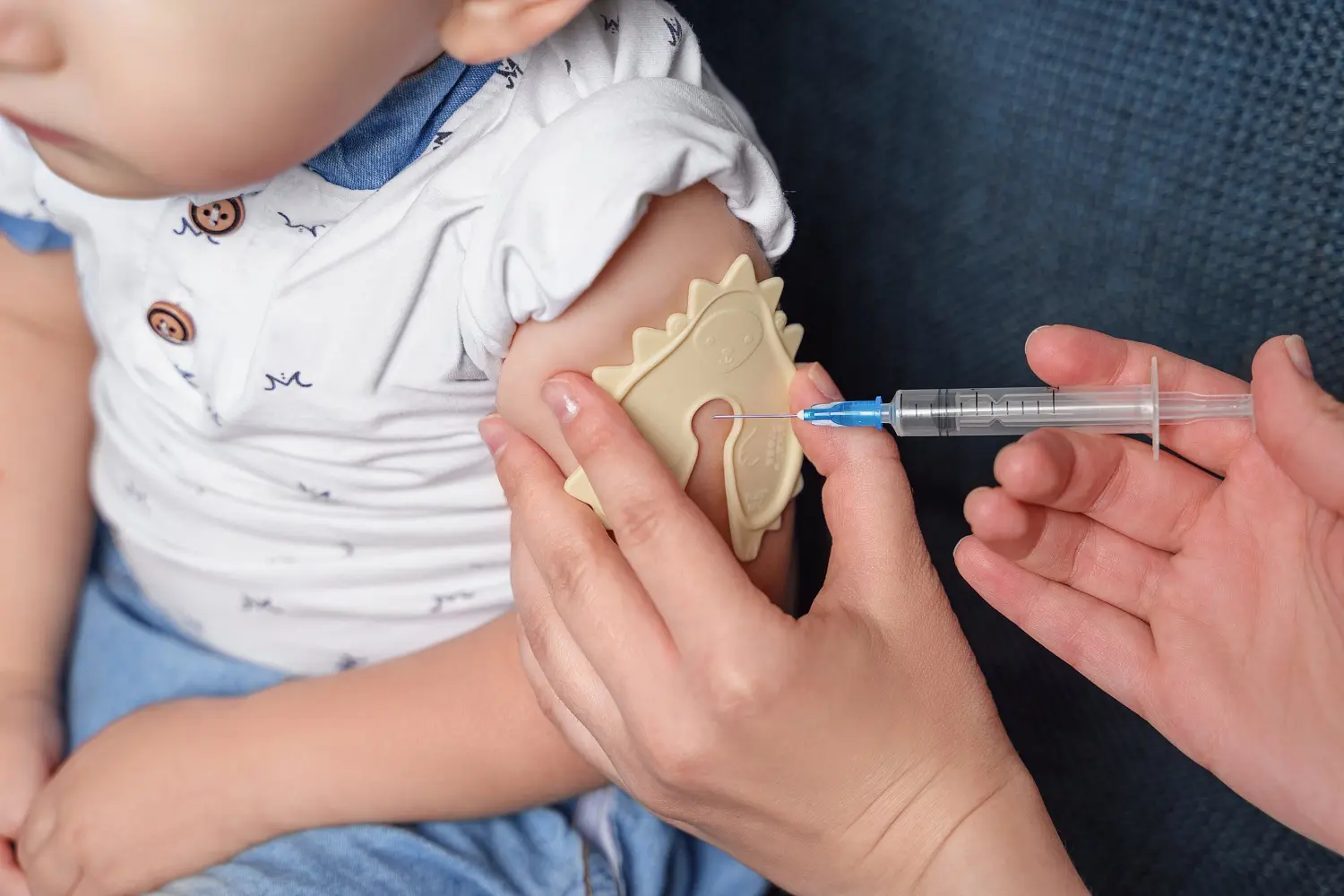 Ребёнок до истерики боится прививок и уколов: что делать и как ему помочь